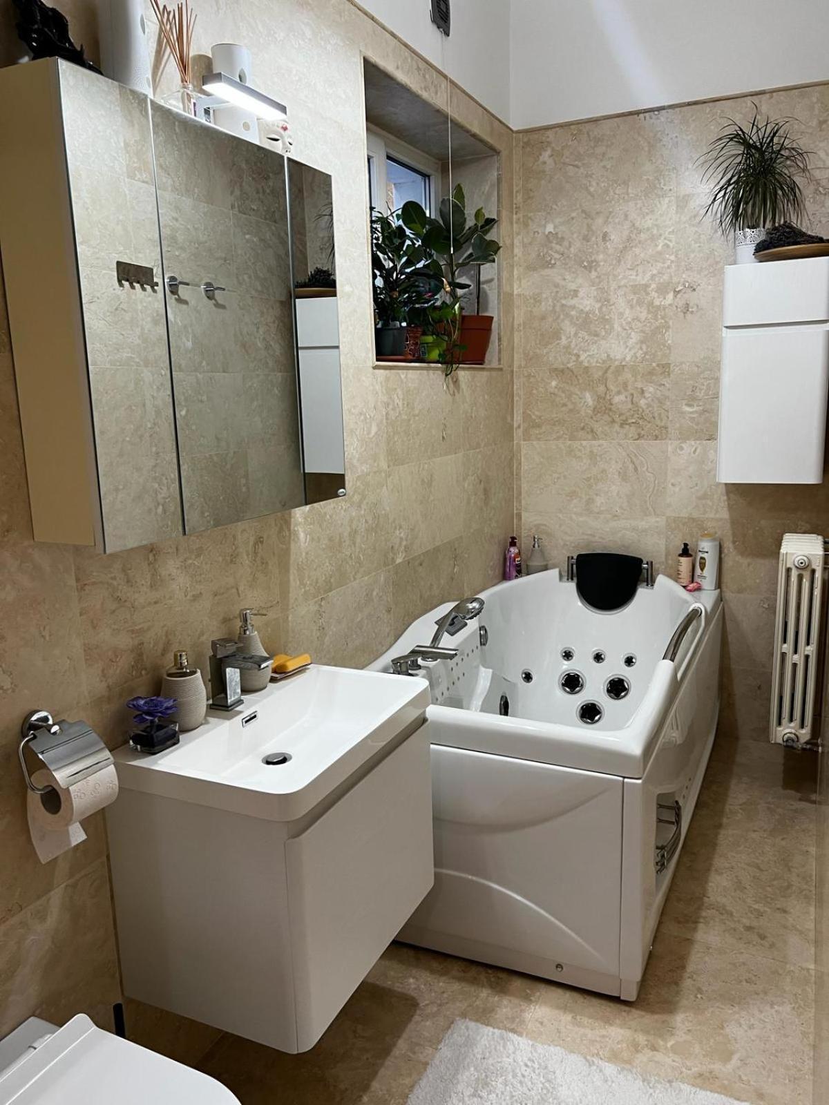 Vintage Luxury Old City Apartment *
