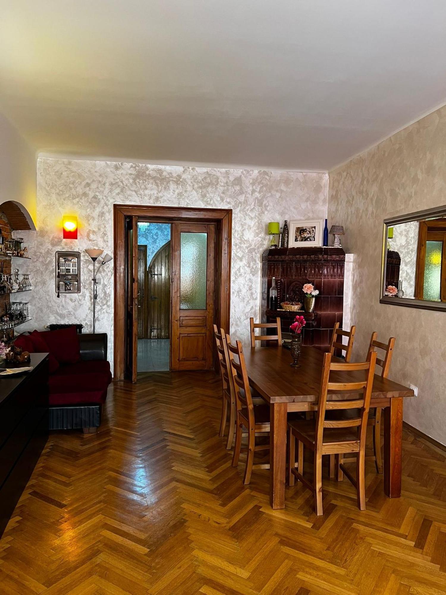 Vintage Luxury Old City Apartment *